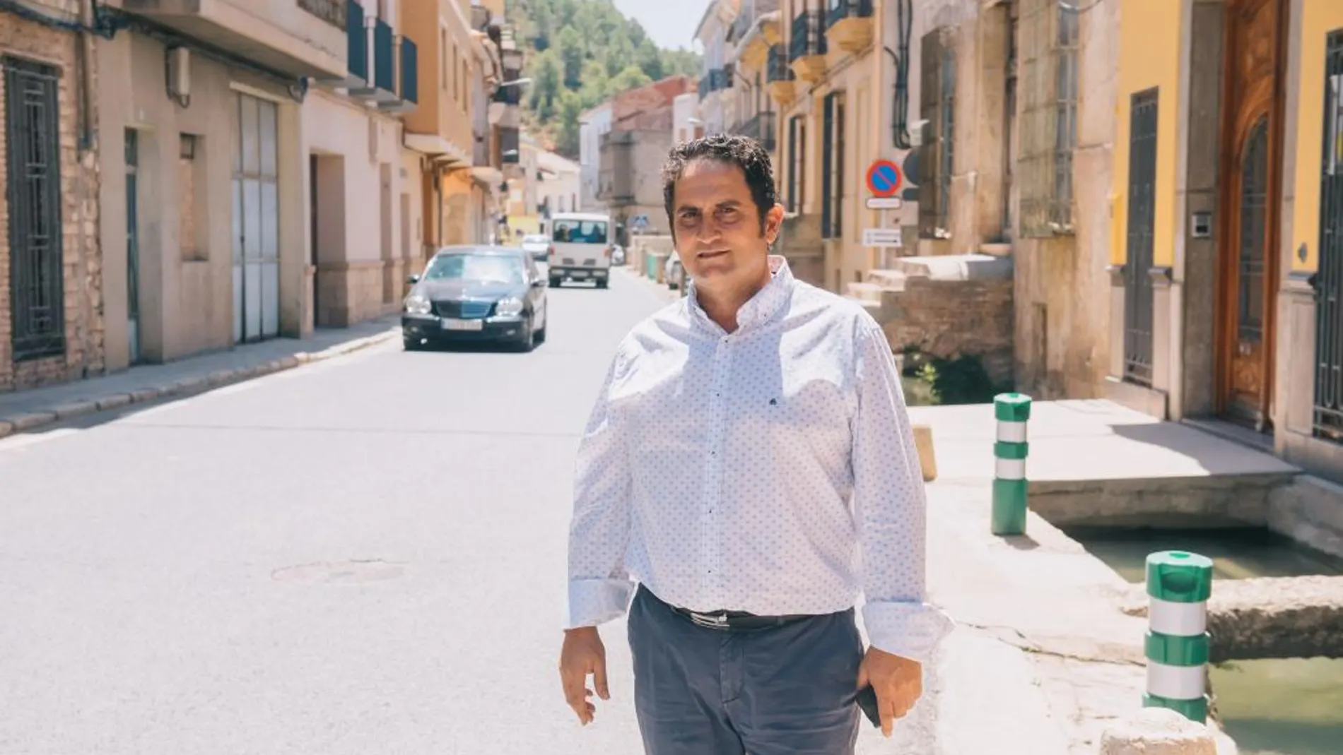 El alcalde de Pedralba, Roberto Serigó, en la carretera que cruza la localidad y donde se producen numerosos accidentes