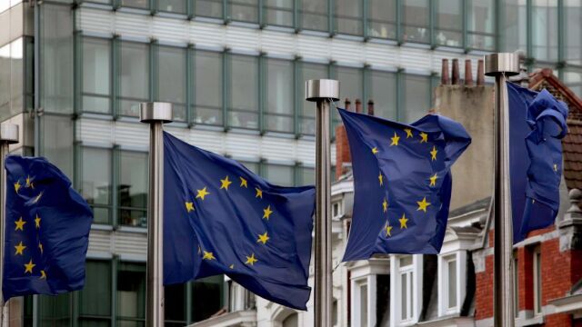 Banderas europeas ondean al viento cerca del edificio del Consejo de Europa en Bruselas