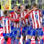 Los jugadores del Atlético felicitan a Gaitán después del único gol del encuentro