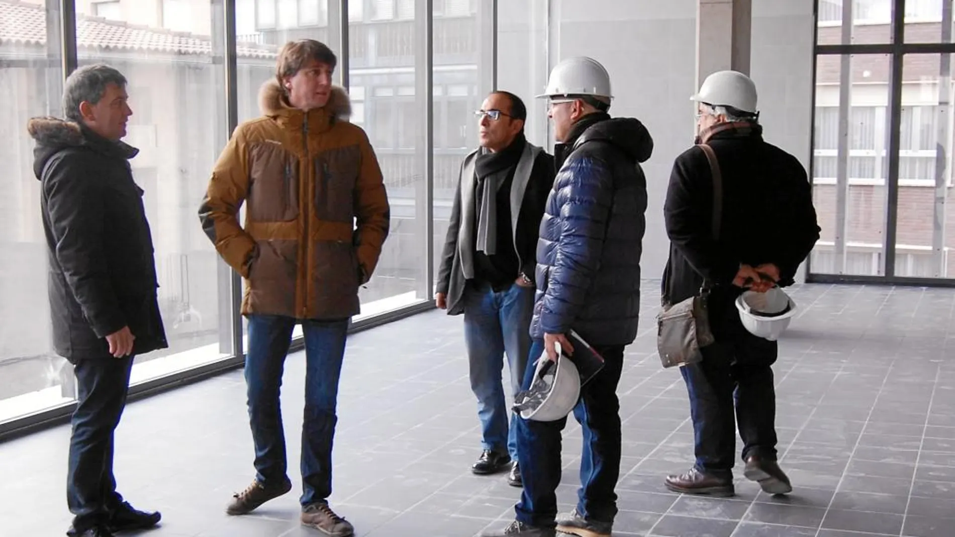 El alcalde de Soria, Carlos Martínez, y Luis Rey visitan las obras del mercado