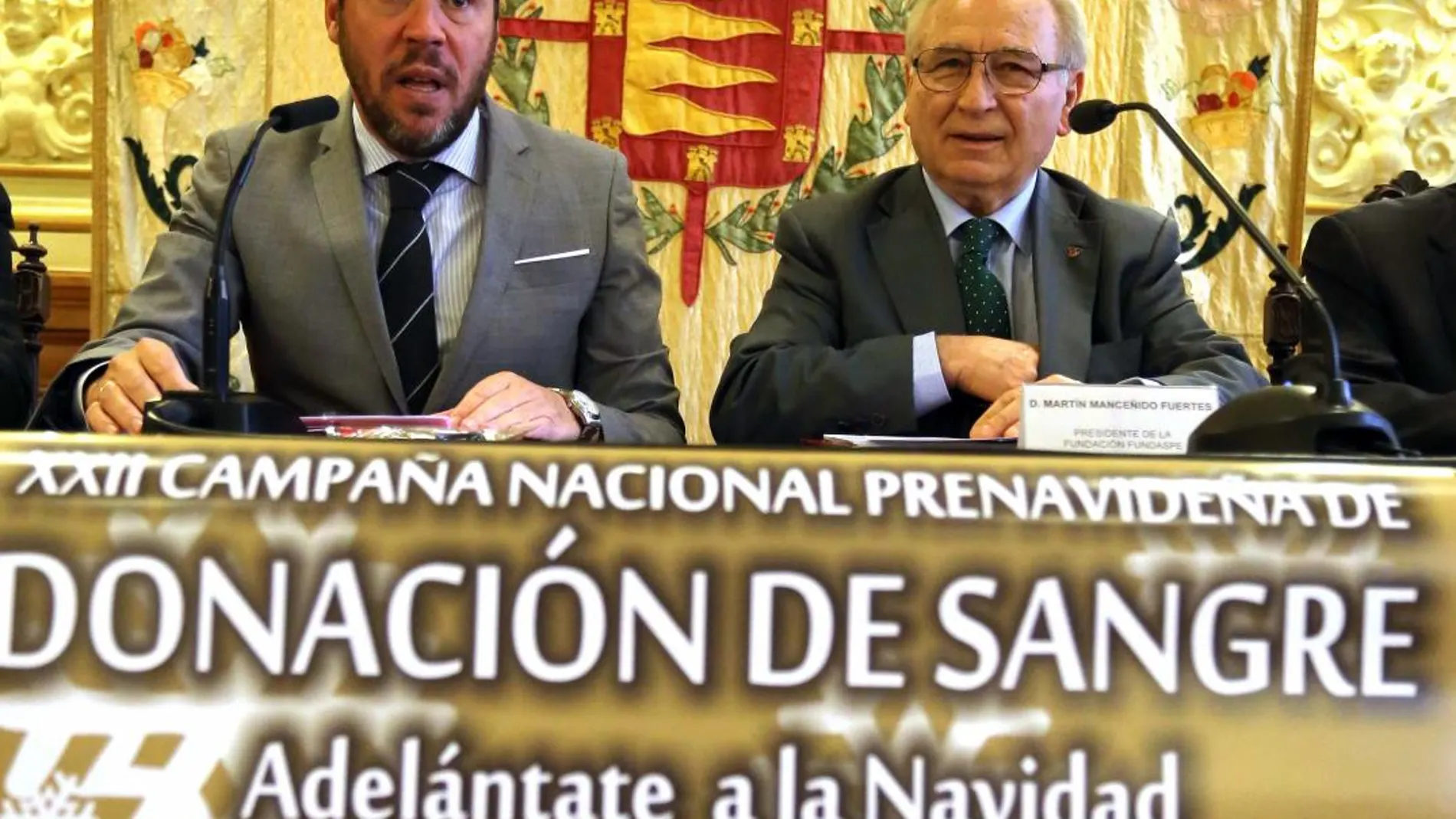 El alcalde de Valladolid, Óscar Puente, presenta la Campaña de Navidad de la Federación Española de Donantes con su presidente, Martín Manceñido