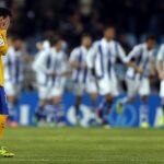 El delantero argentino del FC Barcelona Leo Messi (i) se lamenta tras recibir el primer gol de la Real Sociedad