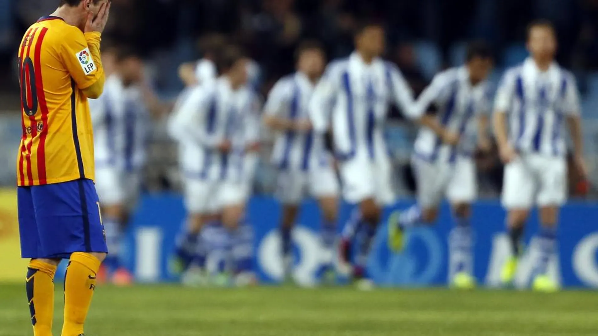 El delantero argentino del FC Barcelona Leo Messi (i) se lamenta tras recibir el primer gol de la Real Sociedad