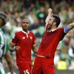 El centrocampistan del Sevilla Vicente Iborra celebra la victoria por 2-1 ante el Betis, al finalizar el partido