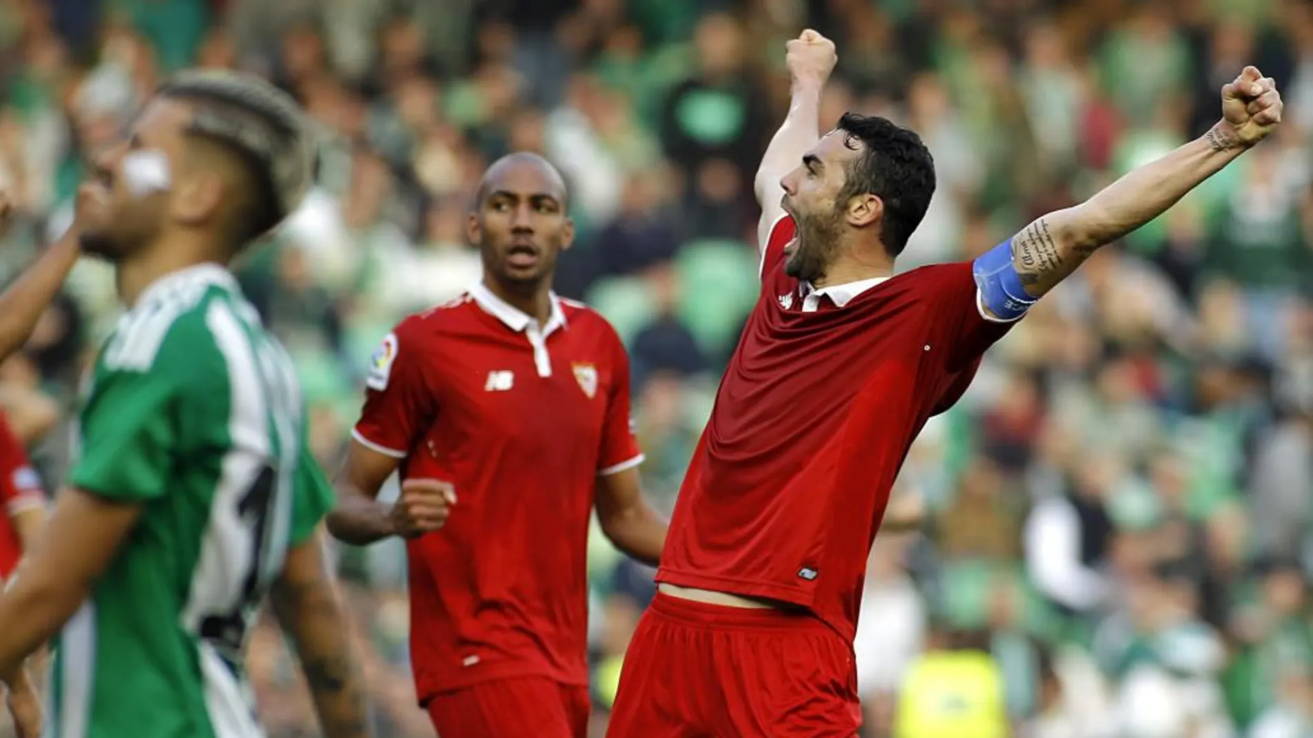 El centrocampistan del Sevilla Vicente Iborra celebra la victoria por 2-1 ante el Betis, al finalizar el partido