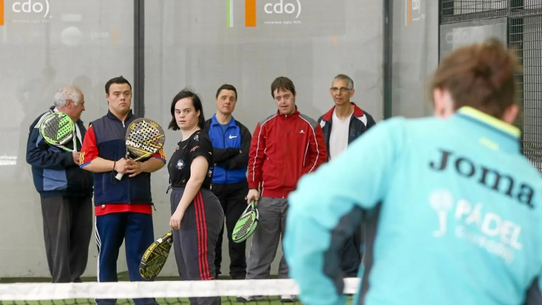 Alumnos de un centro ocupacional de Valladolid participan en un taller de pádel que la Asociación Aspado lleva a cabo en el CDO Covaresa