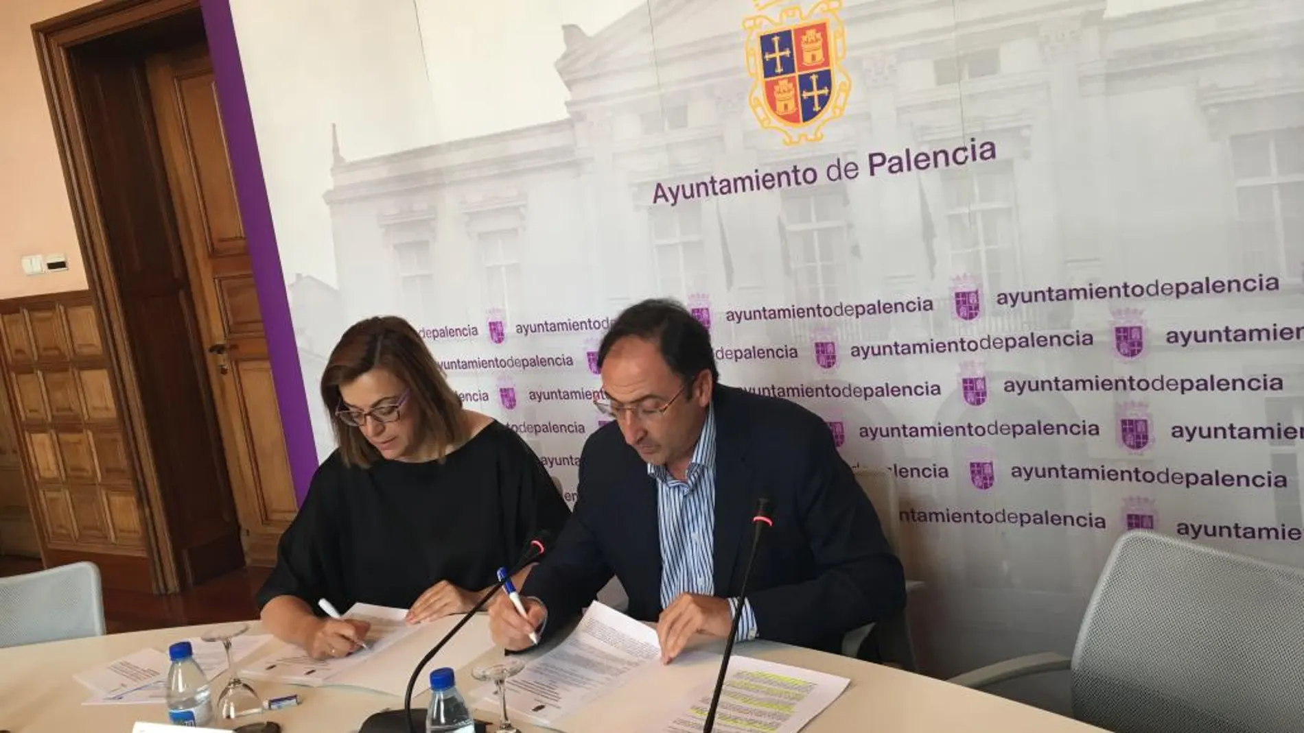 Firma del convenio por parte de Alfonso Polanco y Ángeles Armisén