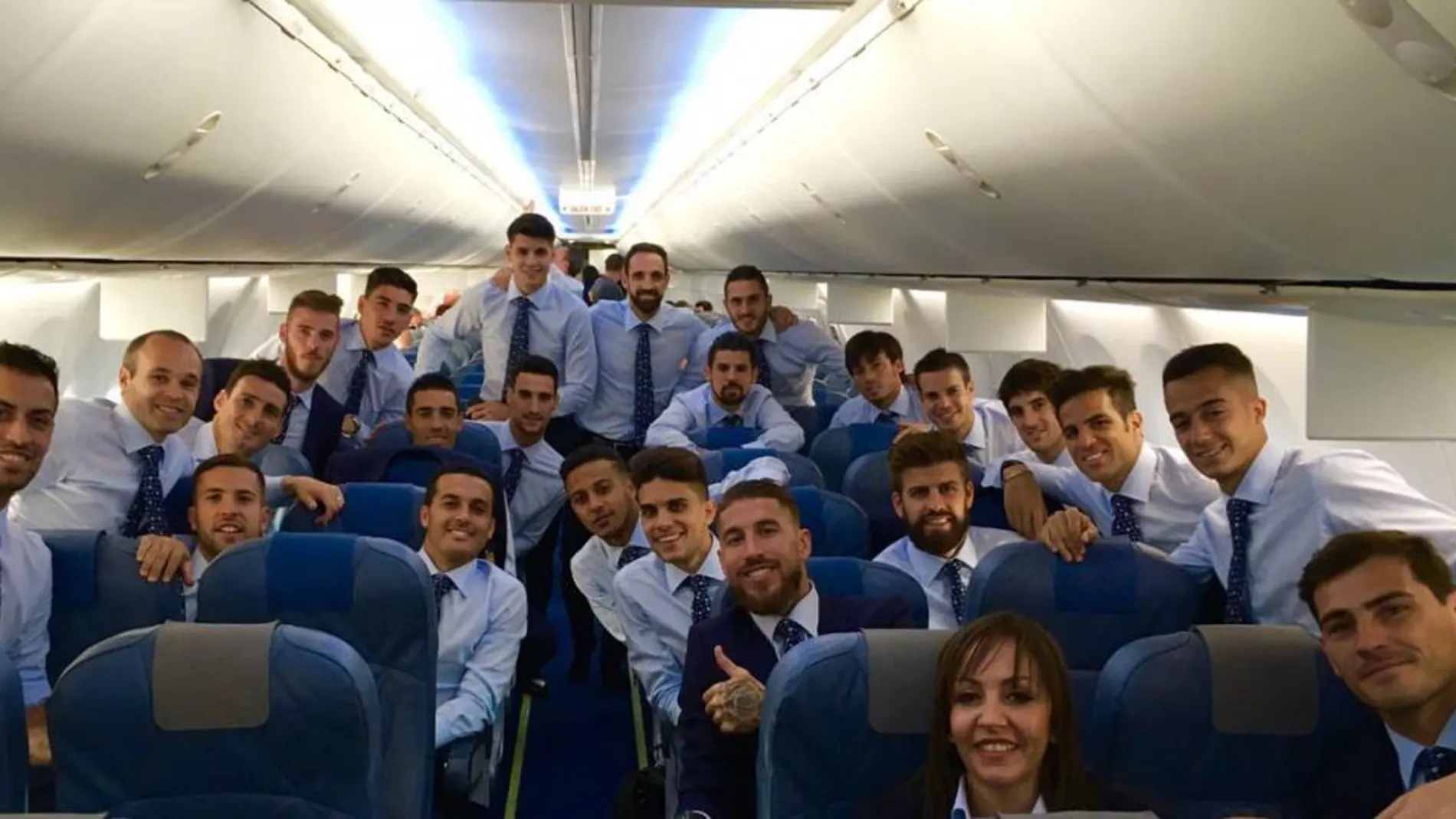 Selfie de Iniesta en el avión, antes de partir.