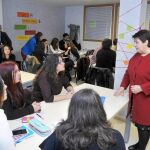 Clara Luquero dialoga con las participantes en la Lanzadera