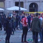 La Policía tuvo que desalojar a cientos de hinchas del PSV de la Plaza Mayor