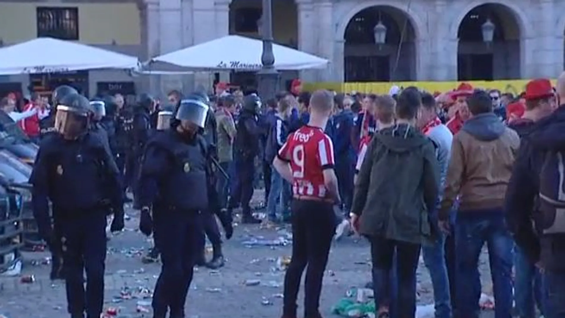 La Policía tuvo que desalojar a cientos de hinchas del PSV de la Plaza Mayor