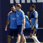 Los jugadores del FC Barcelona, Arda Turan (i), Rakitic (c) y Dani Alves (d), durante el entrenamiento de ayer.