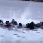Momento en el que los menores tratan desesperadamente salir del agua