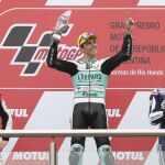 El piloto español Joan Mir celebra su victoria en Argentina