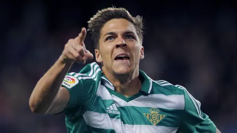 El centrocampista francés del Betis Jonas Martin celebra su gol, primero del equipo frente al Málaga CF