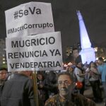 Centenares de argentinos se manifestaron el jueves frente a la Casa Rosada para pedir la dimisión de Mauricio Macri