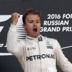 Nico Rosberg celebra su victoria hoy en Sochi. (Foto: Ap)