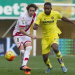 El delantero congoleño del Villarreal Cédric Bakambu pelea un balón con el centrocampista del Rayo Vallecano Raúl Baena