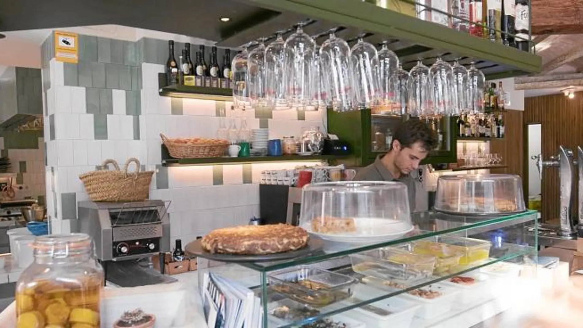 El restaurante Sucursal Aceitera, situado en la barcelonesa calle Comte Borrell, abrió sus puertas el pasado mes de febrero