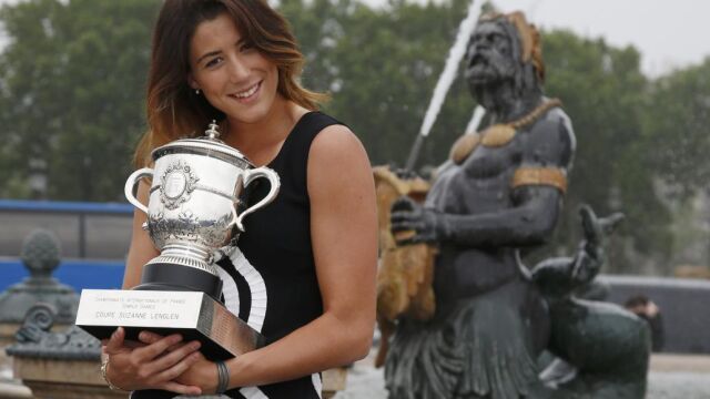 Garbine Muguruza, posando con el trofeo de Roland Garros, el pasado día 5 junto a la fuente de la Plaza de la Concordia, París