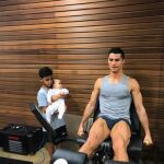 Cristiano enseñando a sus hijos cómo se mantiene en forma