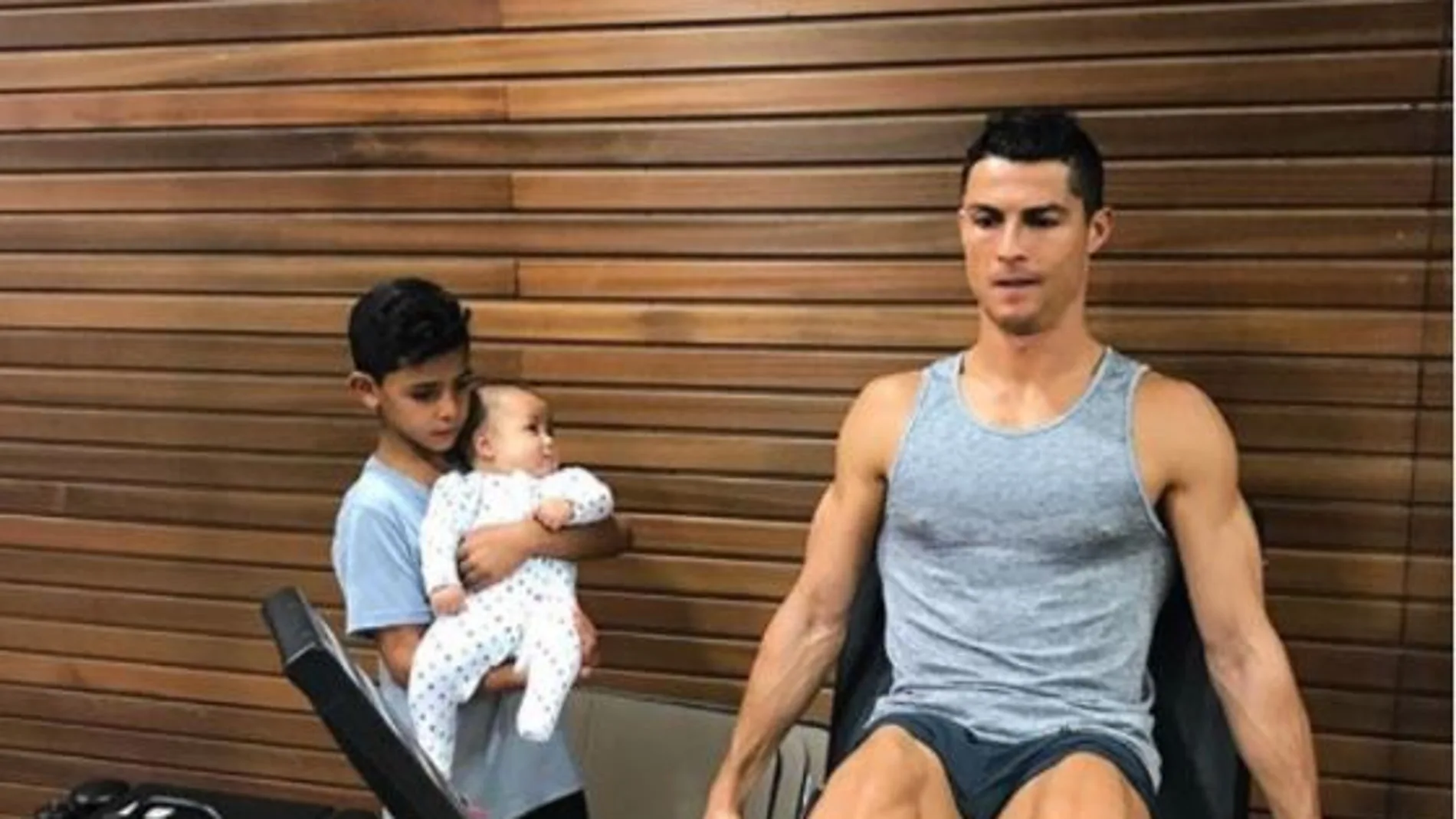 Cristiano enseñando a sus hijos cómo se mantiene en forma