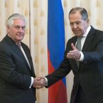 E secretario de Estado norteamericano, Rex Tillerson saluda al ministro de Exteriores ruso, Sergey Lavrov, durante su encuentro en Moscú