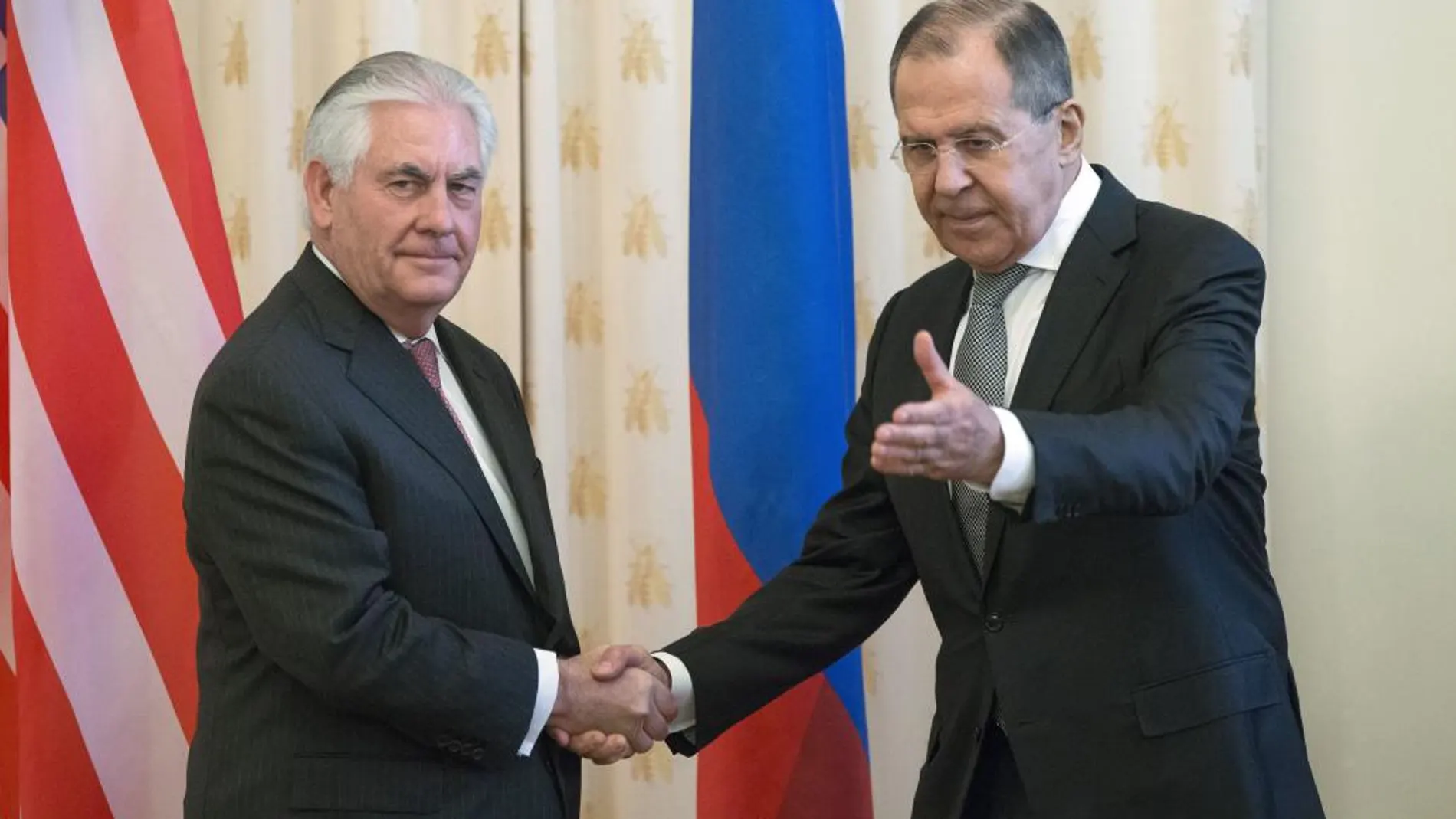 E secretario de Estado norteamericano, Rex Tillerson saluda al ministro de Exteriores ruso, Sergey Lavrov, durante su encuentro en Moscú