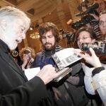 El director firma autógrafos en el Círculo de Bellas Artes tras serle entregada la Medalla de Oro