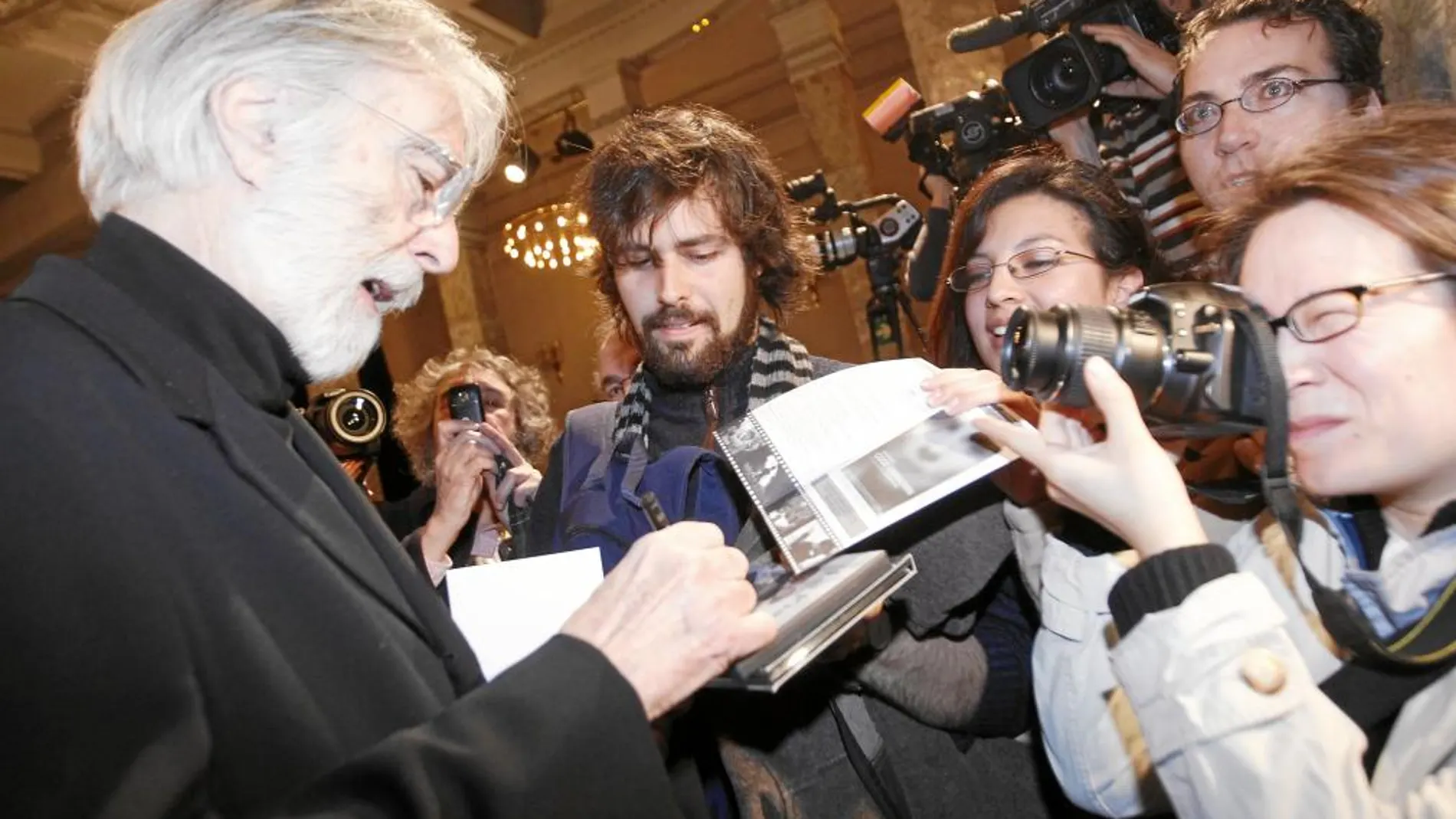 El director firma autógrafos en el Círculo de Bellas Artes tras serle entregada la Medalla de Oro