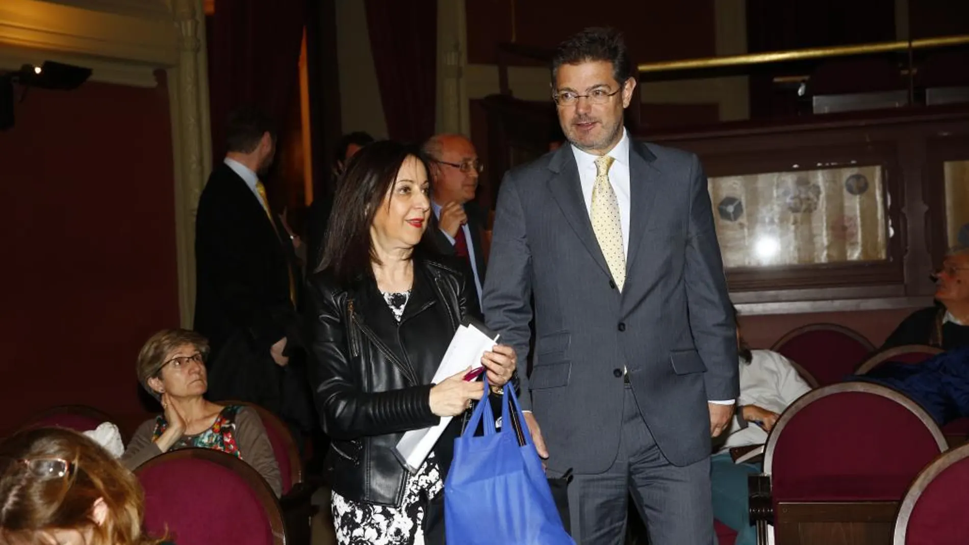 La magistrada del Tribunal Supremo Margarita Robles y el ministro de Justicia, Rafael Catalá, antes del inicio de la conferencia