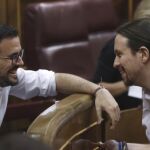 Los diputados de Unidos Podemos, Pablo Iglesias (d), y Alberto Garzón, hoy en el Congreso.