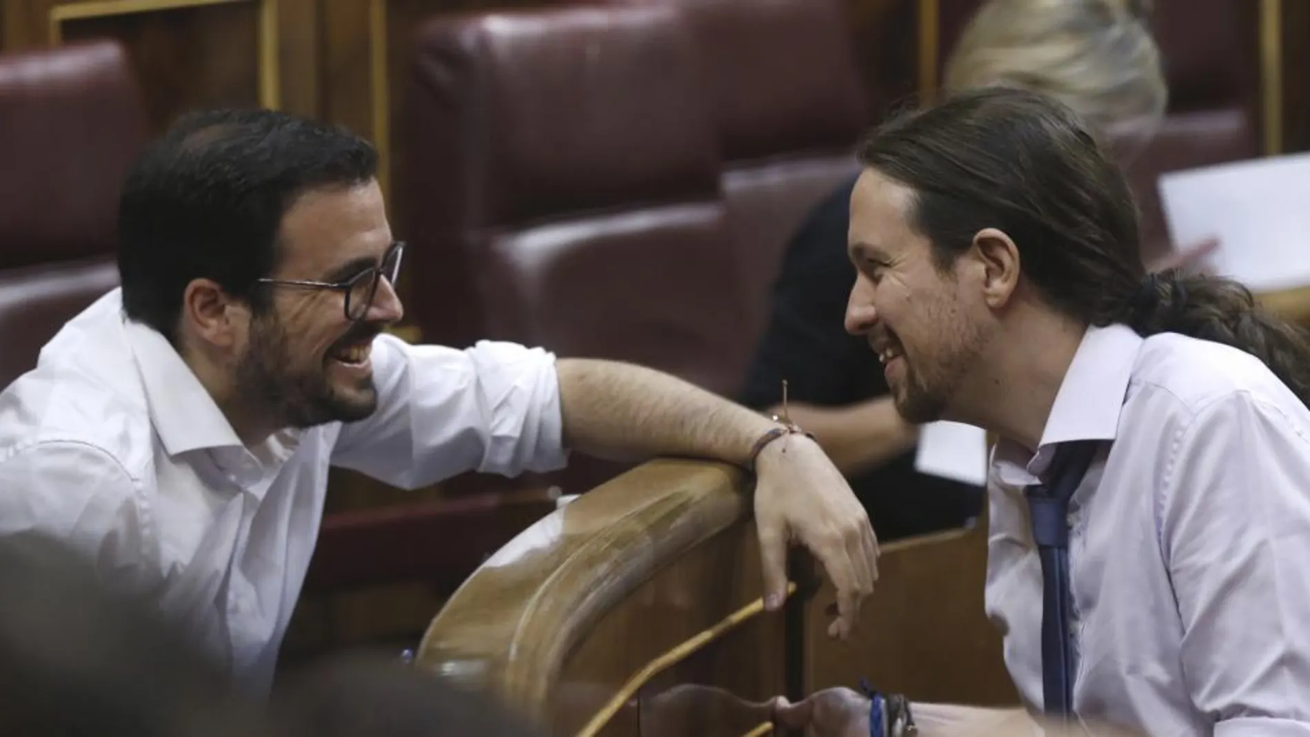 Los diputados de Unidos Podemos, Pablo Iglesias (d), y Alberto Garzón, hoy en el Congreso.