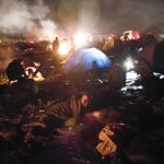 Muchos refugiados del campo de Röszke duermen en medio de la lluvia: no hay tiendas para todos