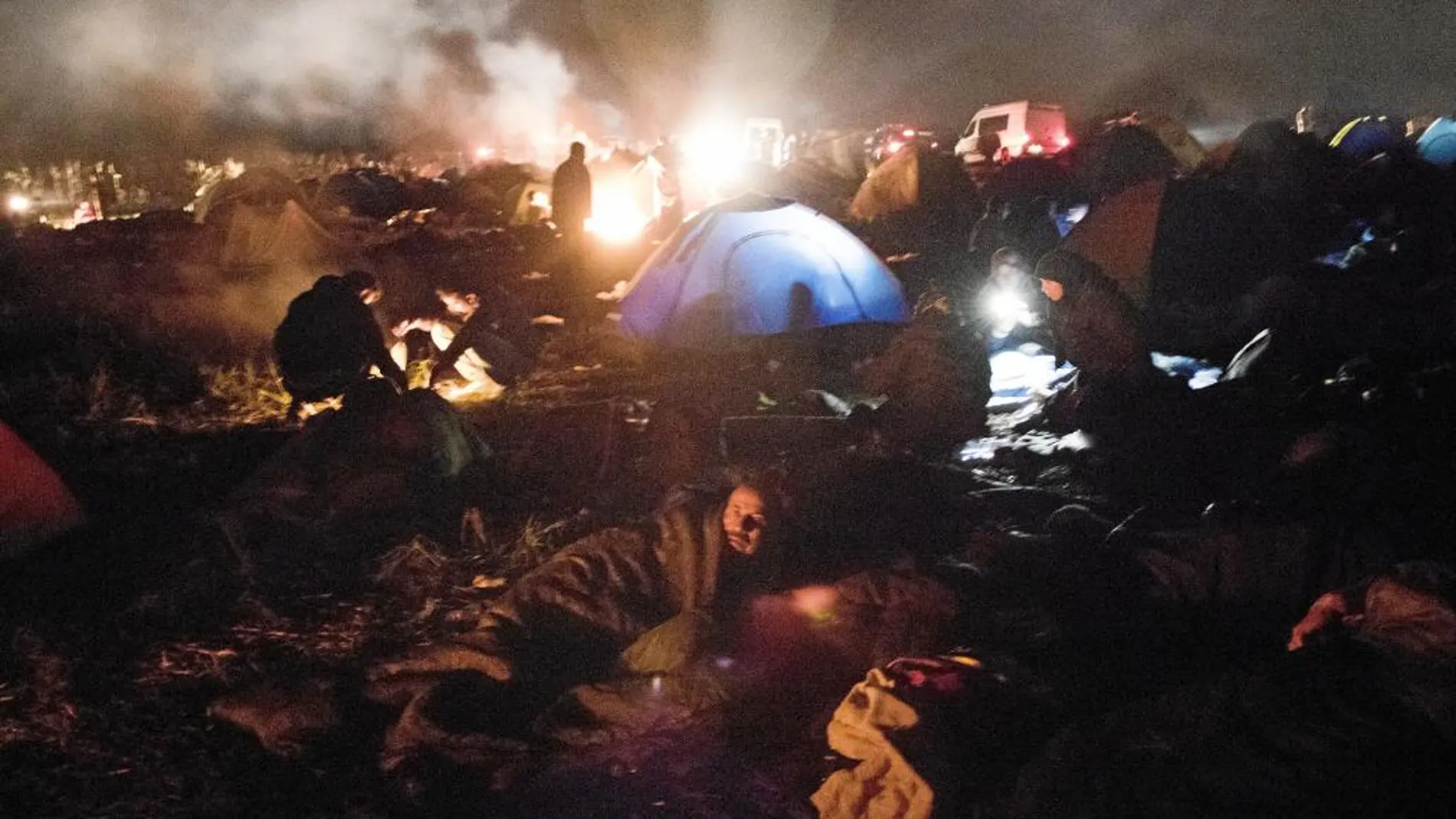 Muchos refugiados del campo de Röszke duermen en medio de la lluvia: no hay tiendas para todos