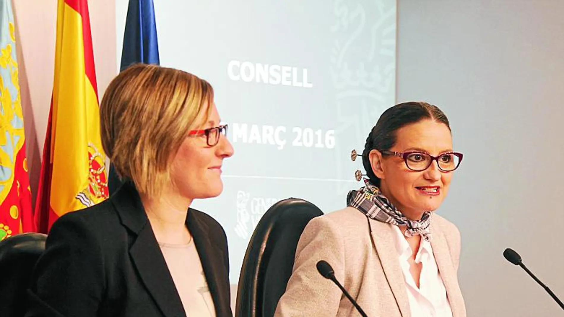 Oltra acudió ayer a la rueda de prensa con el peinado de fallera
