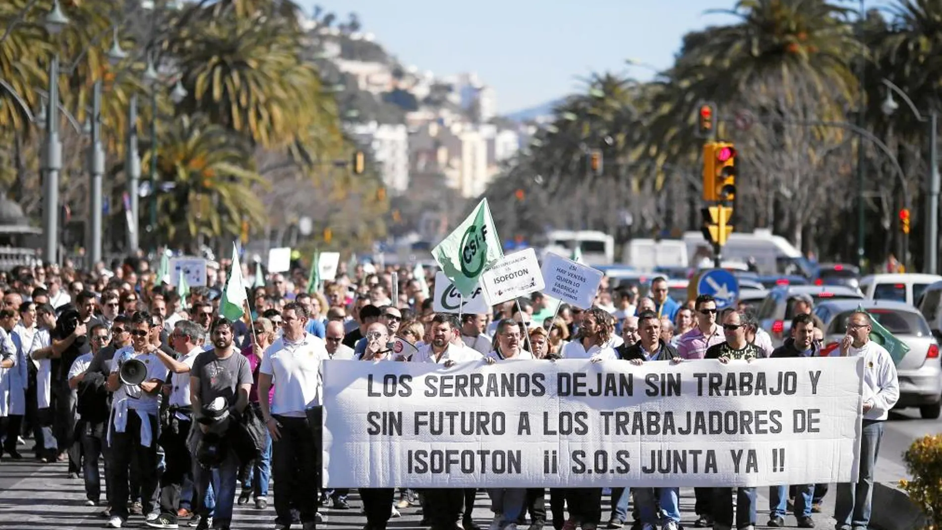 Los trabajadores de Isofotón participaron ayer en una manifestación por el centro de la ciudad en protesta por el ERE anunciado por la empresa, que afecta a 380 empleados.