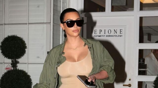 Kim Kardashian sale de una clínica dermatológica en Beverly Hills