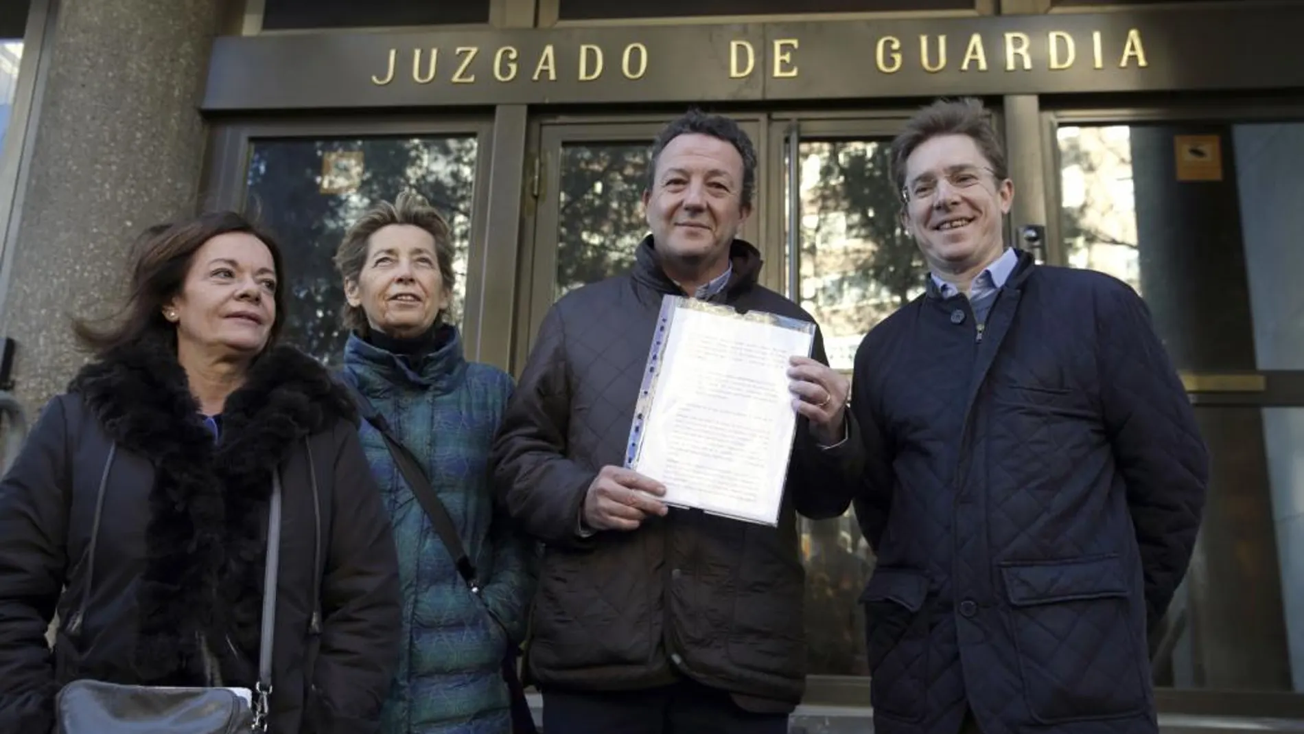 El portavoz adjunto del Grupo Municipal Popular, Iñigo Enriquez de Luna (2d), junto a la portavoz en materia de Cultura del PP, Isabel Rosell (i), tras presentar la denuncia.