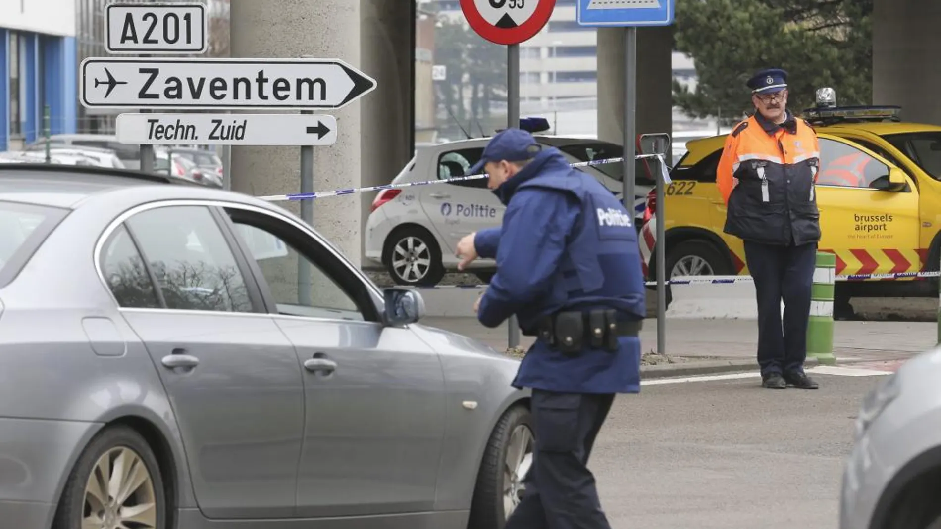 Controles policiales en el aeropuerto de Zaventem en Bruselas (Bélgica).
