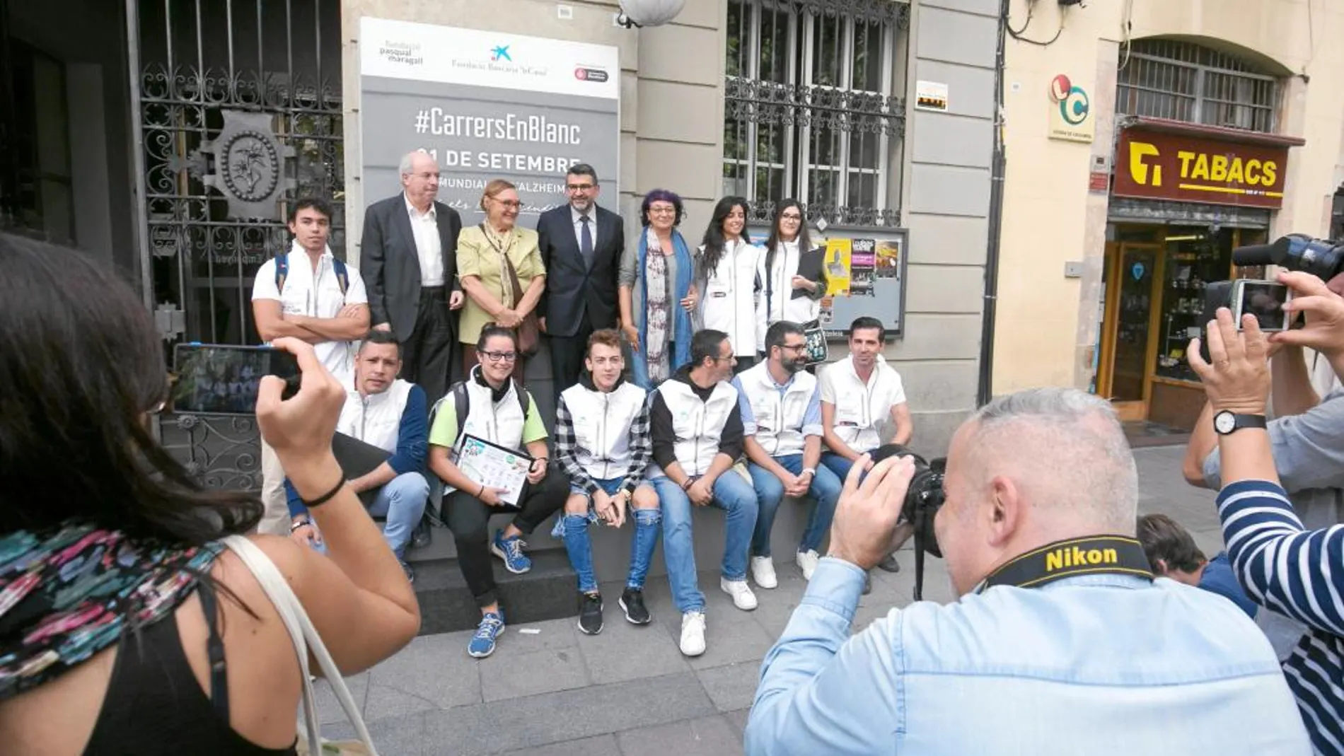 La plaza de la Vila de Gràcia ha perdido el nombre en su placa, tal y como se puede apreciar en la imagen