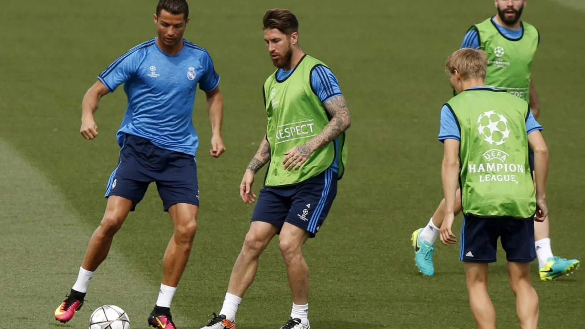 Los jugadores del Real Madrid Cristiano Ronaldo, Sergio Ramos, Toni Kroos y Dani Carvajal durante el entrenamiento