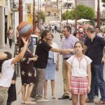 Espadas saluda a unos vecinos del barrio trianero
