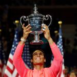 Nadal posa junto con su decimosexto Grand Slam, el US Open