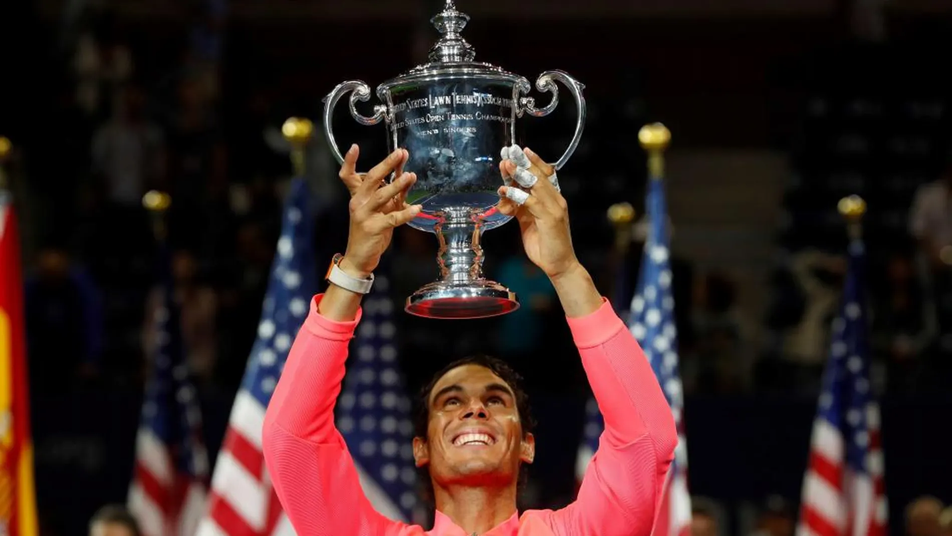 Nadal posa junto con su decimosexto Grand Slam, el US Open