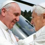 El Papa Francisco y Benedicto XVI se funden en un abrazo.