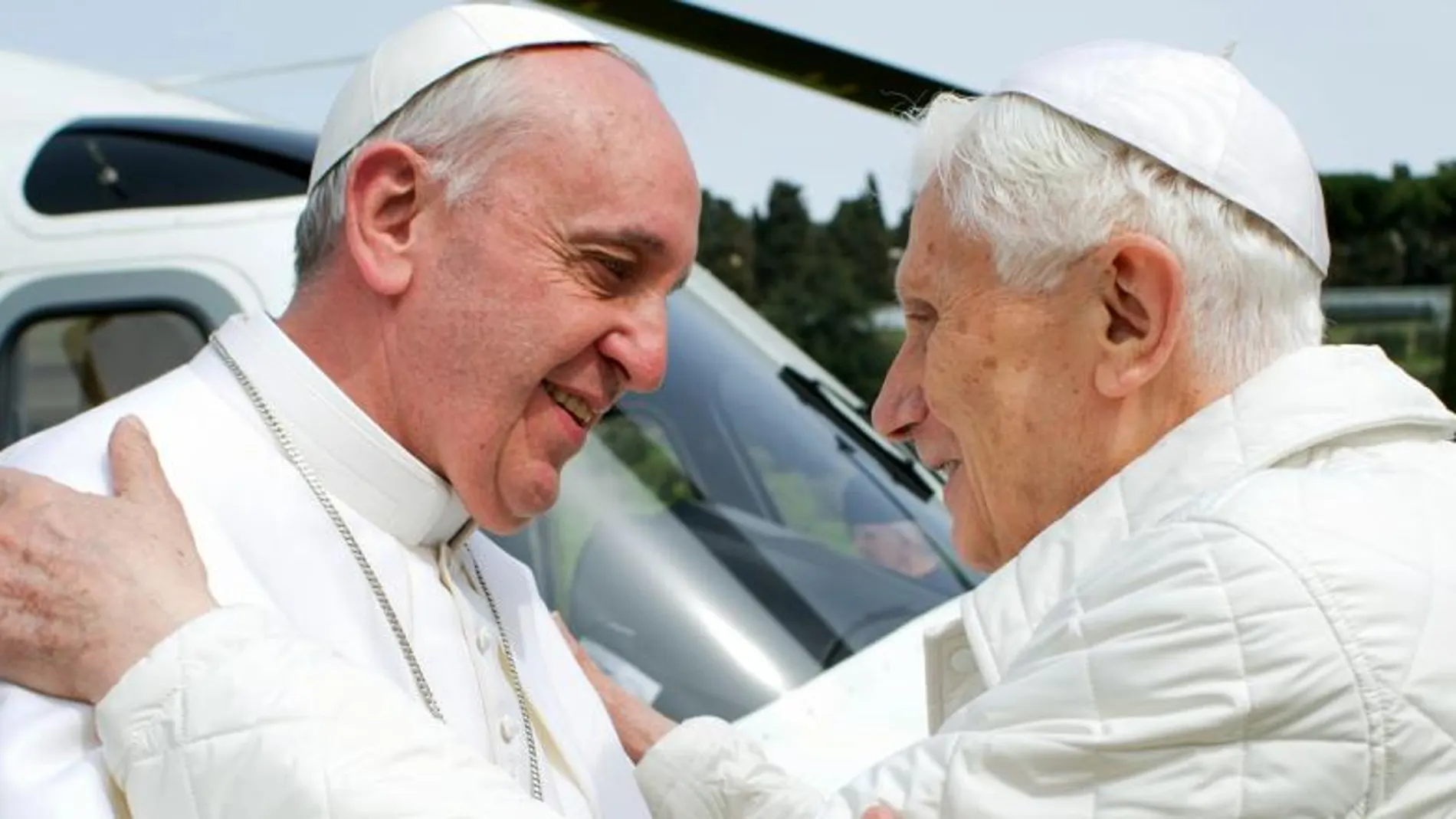 El Papa Francisco y Benedicto XVI se funden en un abrazo.