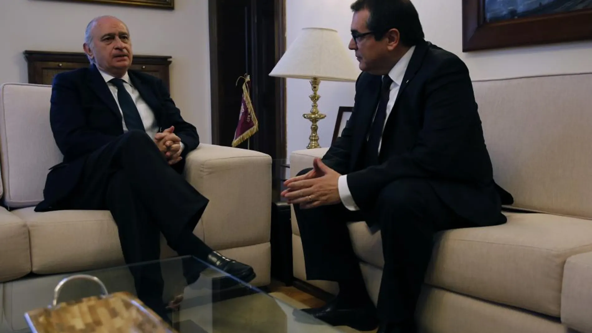 El ministro del Interior en funciones, Jorge Fernández Díaz, durante la reunión con el conseller catalán de Interior, Jordi Jané