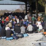 Refugiados esperan para cruzar la frontera entre Eslovenia y Austria en Sentilj, Eslovenia