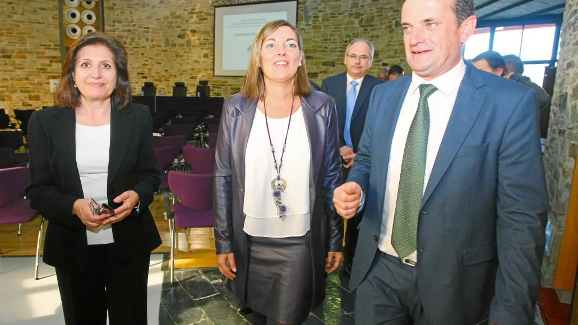 La consejera Milagros Marcos junto a Misericordia Bellos y Amancio Moyano, en la clausura del Cecrv en Cacabelos (León)
